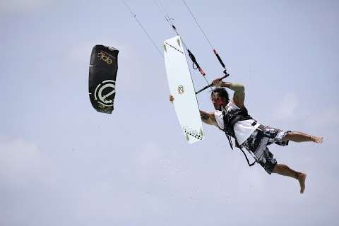 Photo: Makani Kai Kiteboarding Photo: Makani Kai Kiteboarding